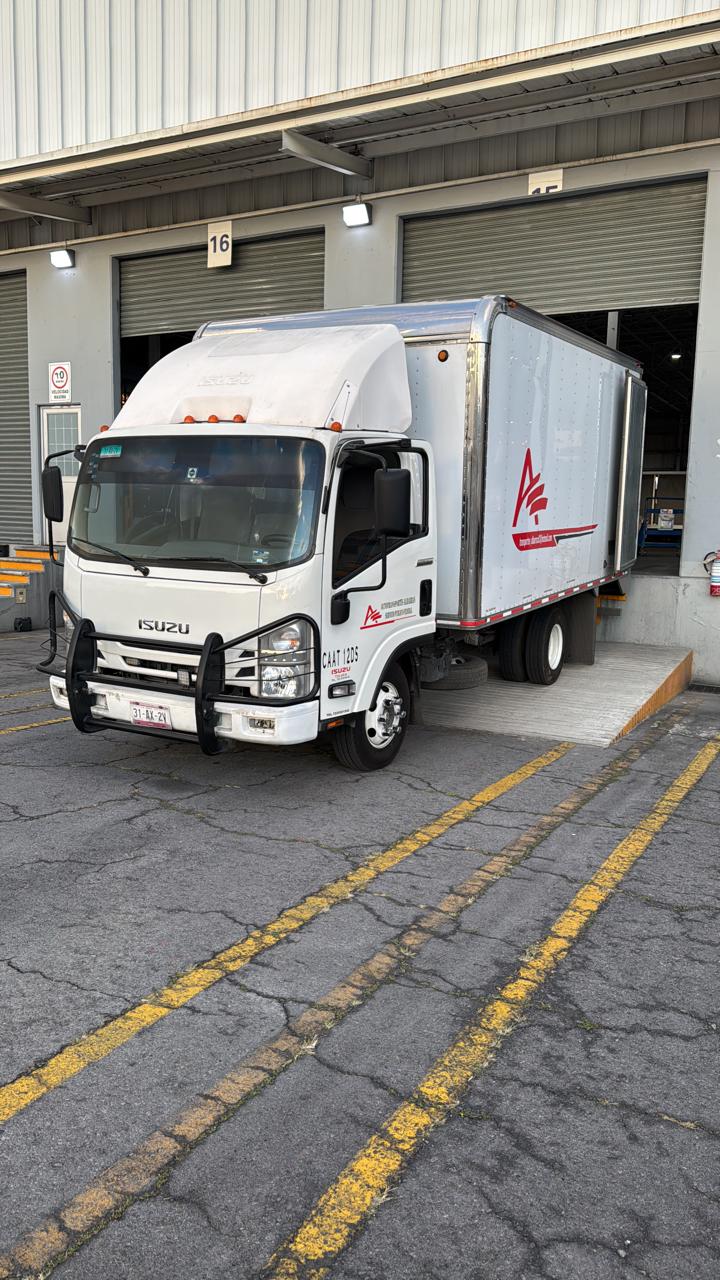 Camión Isuzu carga 6 a 8 pallets medida estándar. 1